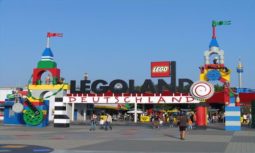 1200px-Legoland_de_Entrance