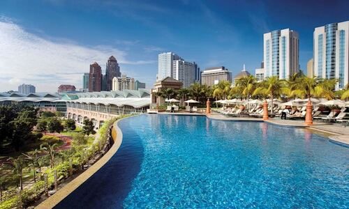 284574-the-rooftop-pool-at-the-mandarin-oriental-kuala-lumpur